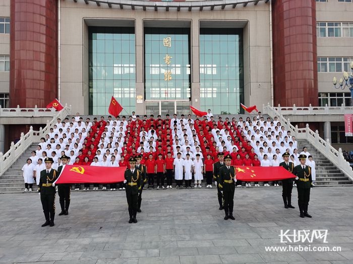 邢台医学高等专科学校录制拍摄《岁月征程》MV现场。李海涛供图