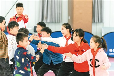 安徽省合肥市肥东县实验小学的学生在“三点半课堂”上进行击剑技术练习。阮雪枫摄（人民视觉）