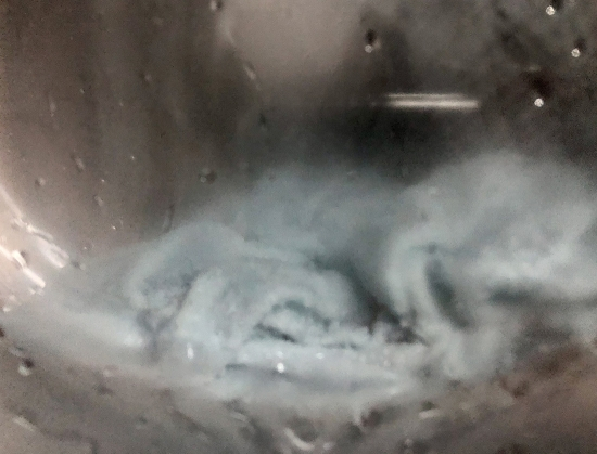 附着在门舱的高温水蒸气