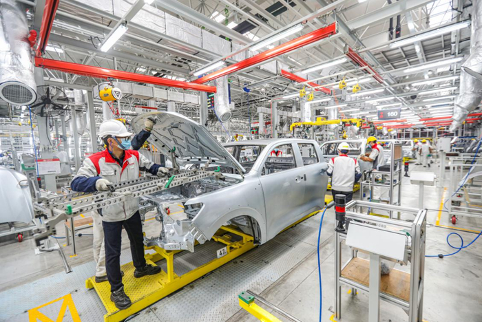 图2  长城汽车重庆分公司生产流水线上 工人正在安装汽车