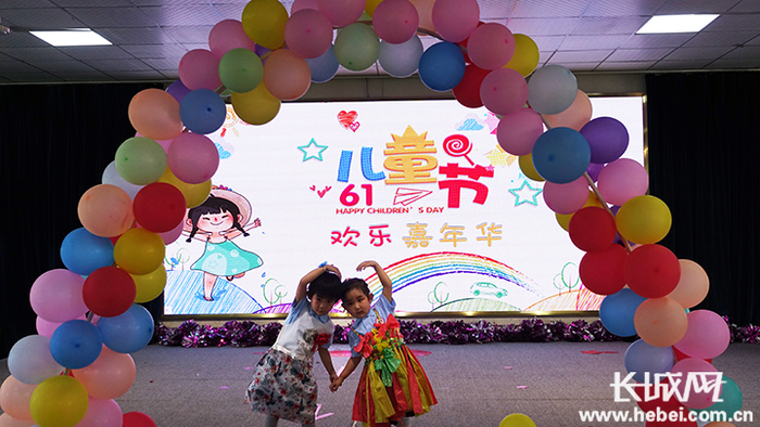 衡水市桃城区第一幼儿园“低碳生活 环保走秀”活动现场。长城网记者 张梅胜 摄