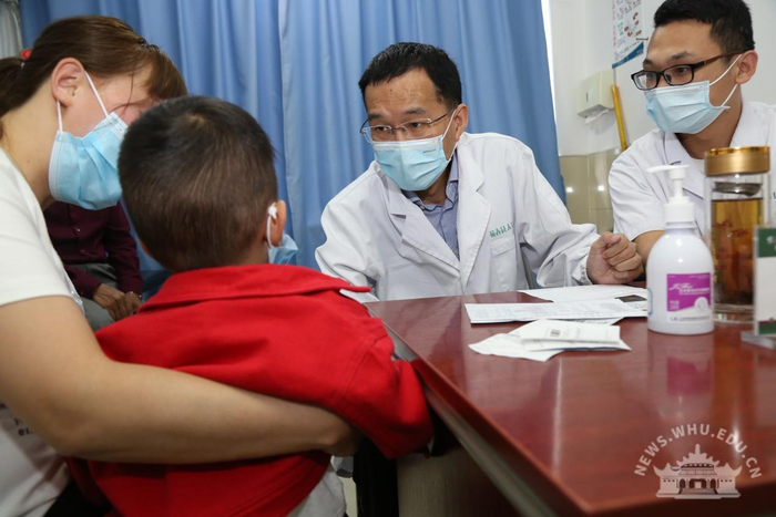 张卫兵在在蕲春县人民医院坐诊