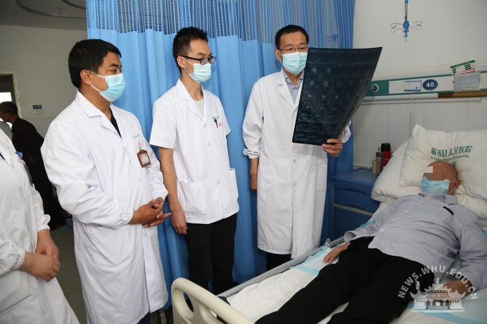 张卫兵在蕲春县人民医院泌外科病床查房