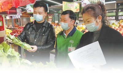 　　合力惠民生鲜超市南浦路店，考核员代祥俊（左）与同事一起检查生鲜商品质量。 
