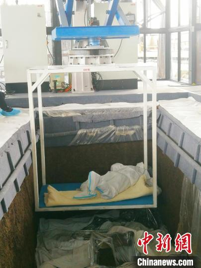 考古工作者在人员工作平台上工作。 重庆声光电智联电子有限公司供图