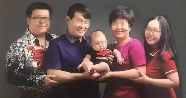 小洁一家人的全家福。