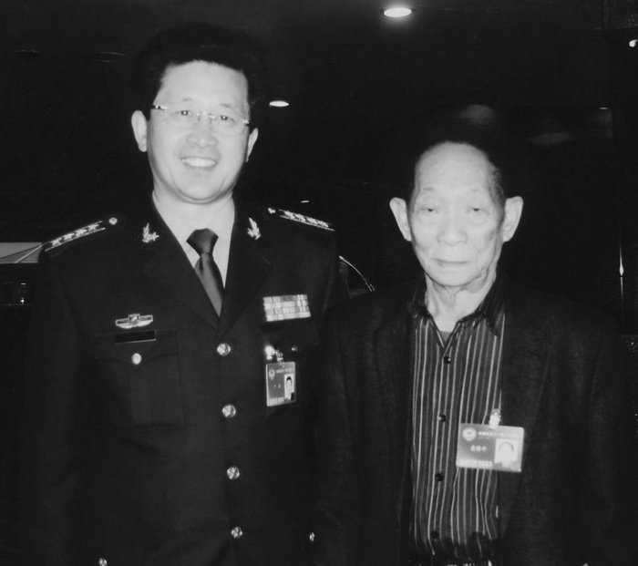  ▲二○○八年三月的两会期间，于海（左）与袁隆平院士在人民大会堂合影