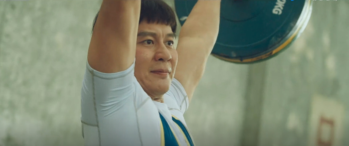 某电影预告片中“饰演”高中生的李晨 图/视频截图