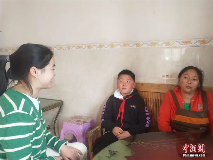 图为黄莲乡希望学校教师在家访。桐梓县融媒体中心供图