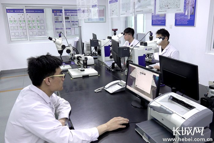 专业人员对产品进行质量检测。长城网记者 胥文燕 摄