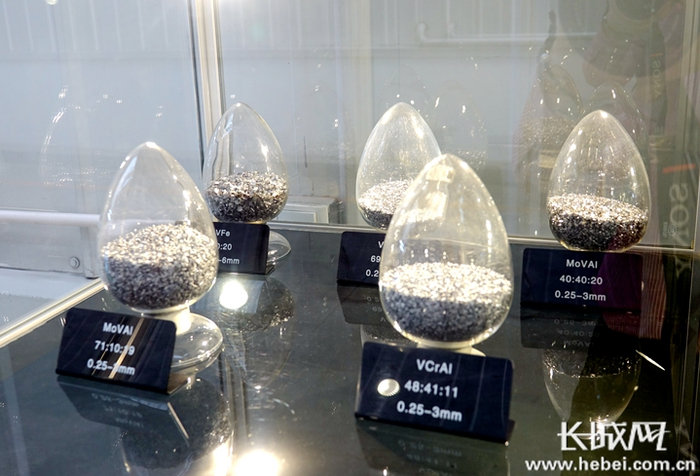 多元中间合金生产车间及样品。长城网记者 胥文燕 摄
