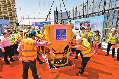 　　中埃工人正在项目工地进行混凝土浇筑。