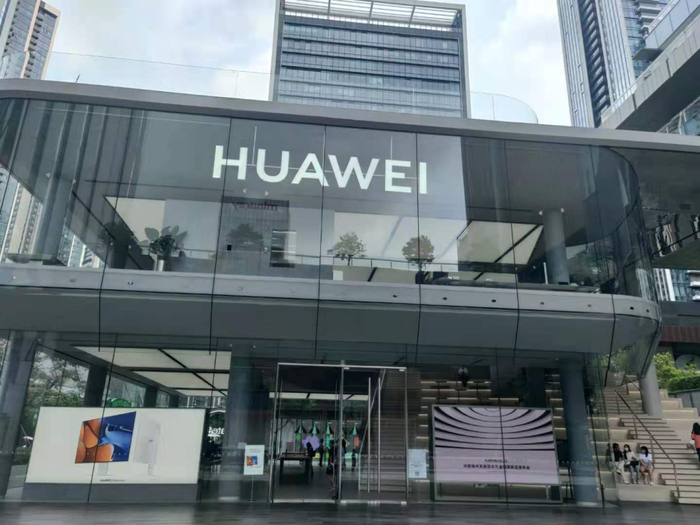 深圳市南山区华为全球旗舰店 本报记者 张兴旺/摄