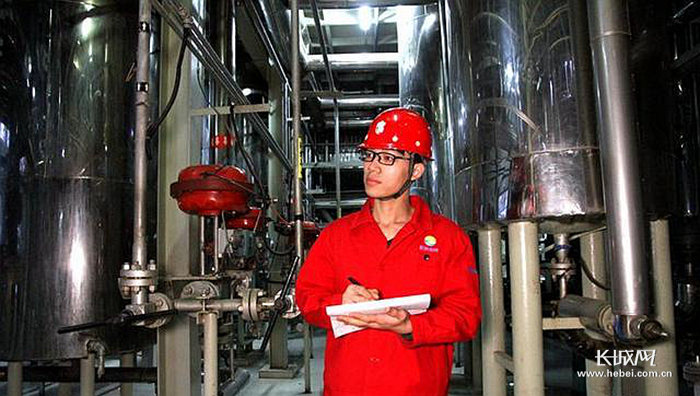 晨光生物超临界萃取车间2号线操作工白森维在车间巡视设备。长城网记者 袁立朋 张建勋 摄