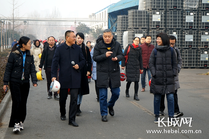 　　河北工程大学生命科学与食品工程学院党委书记常世敏教授（右一）带领相关专家到晨光生物参观。晨光生物供图