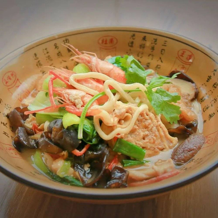 ▲ 三鲜次坞打面，浇头有河虾、皮卷、蛋卷、木耳等。摄影/何健松