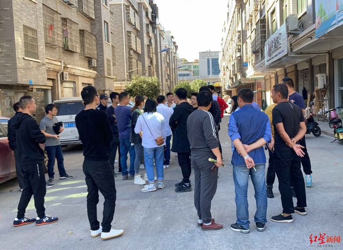  商户拿不到单号，在圆通速递凌云站点附近等相关负责人