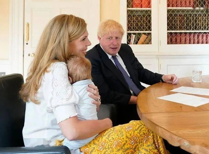 ·约翰逊与西蒙兹带着他们的儿子，住在唐宁街11号一套装修豪华的公寓里。