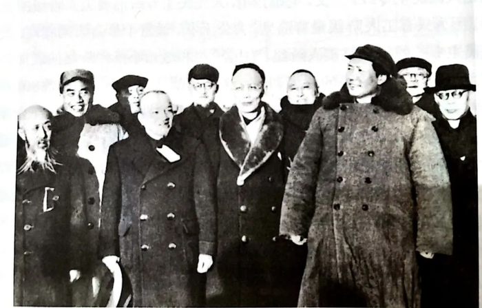 毛泽东等与前来欢迎的民主人士在西苑机场合影。左起：沈钧儒、朱德、董必武、李济深、陈其瑗、郭沫若、黄炎培、毛泽东、林伯渠、马叙伦。图片来源：《中国共产党的九十年》