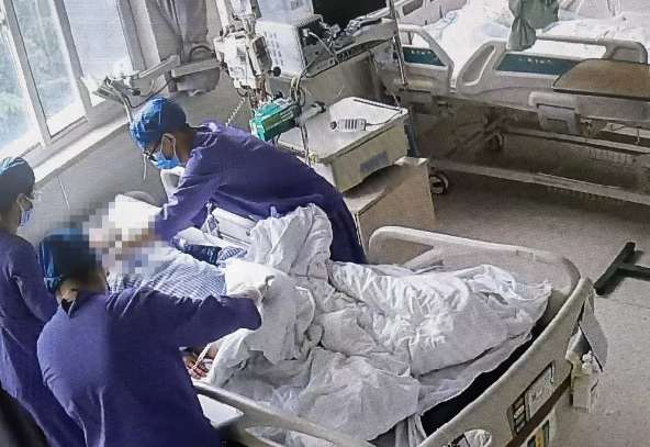 图说：医护人员进行后续护理