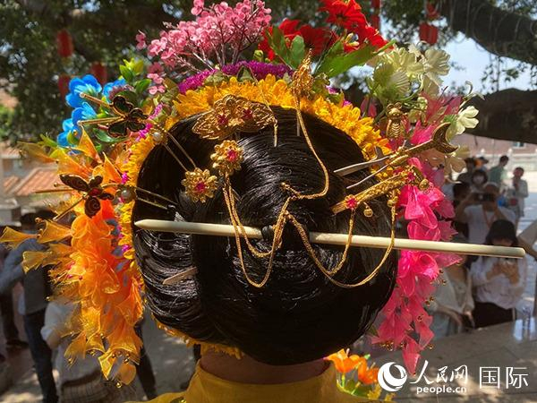  蟳埔女鲜花头饰的背面。人民网 吴思萱摄