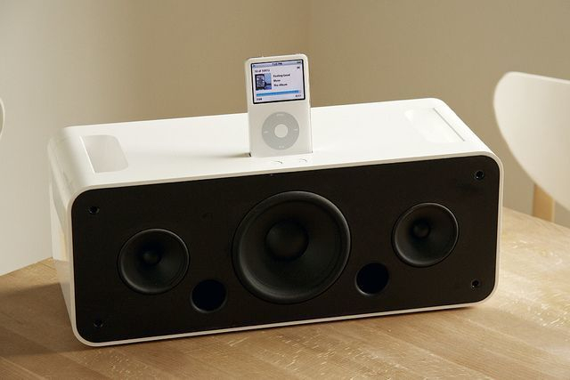 　　2006 年苹果推出的 iPod Hi-Fi 音箱，后来苹果推出的另一款主打音质的音箱产品 HomePod 也失败了｜Apple
