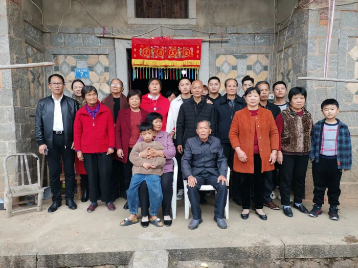 朱仁忠回家后的全家福