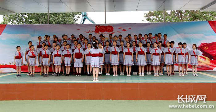 石家庄市新华区康庄学校校园艺术节展演活动现场。康庄学校供图