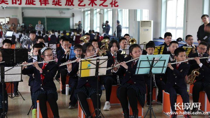 石家庄市草场街小学的特色合唱团。记者 王艺薇 摄