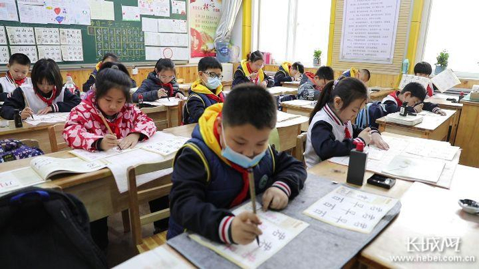 石家庄市维明路小学学生正在练习书法。记者 王艺薇 摄