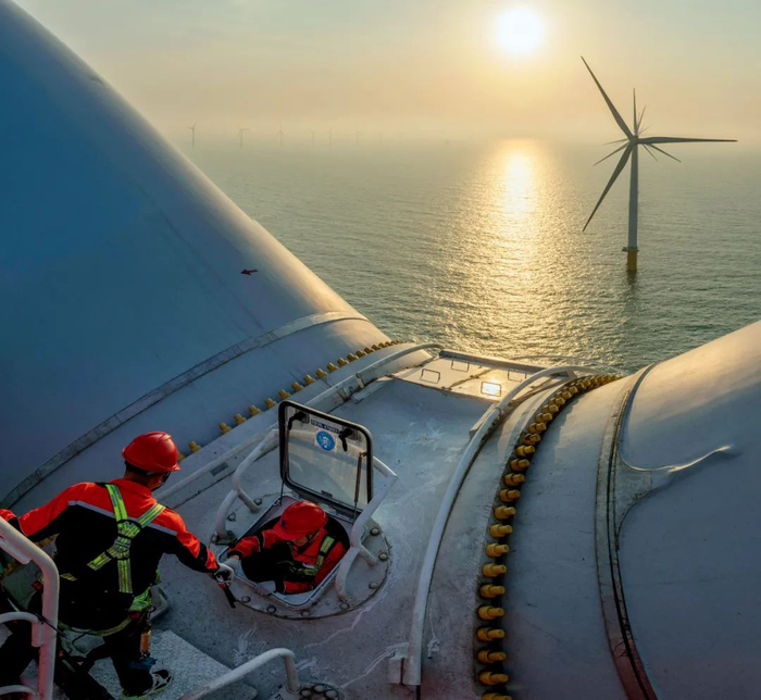 4月12日，广东珠海金湾海上风电场，技术人员在风机上进行首次定检、辅控安装。图/视觉中国