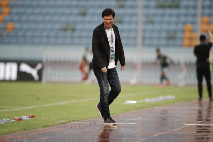  四川九牛主帅李毅在场边指挥 图据 IC photo