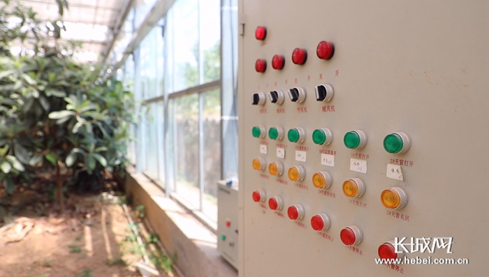 温室大棚里的操控台。长城网记者 李皓 摄