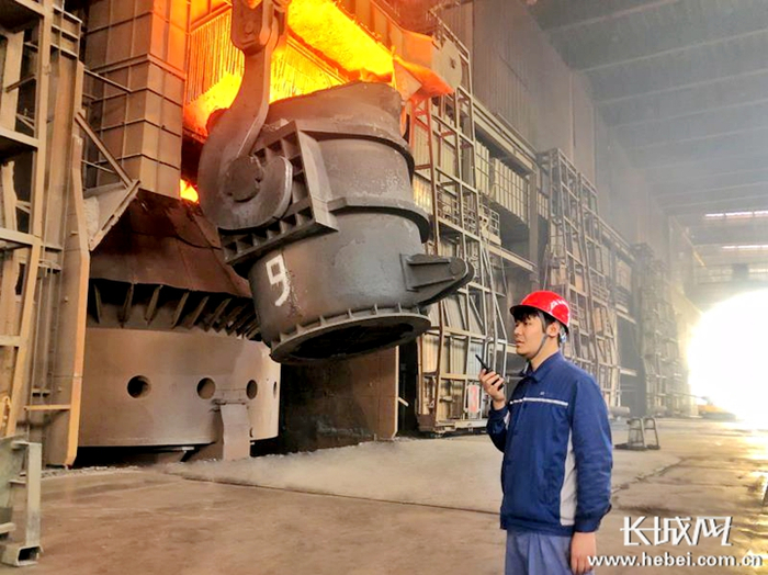 孟楠正在转炉平台上指挥兑铁、加料操作。刘明婕 摄