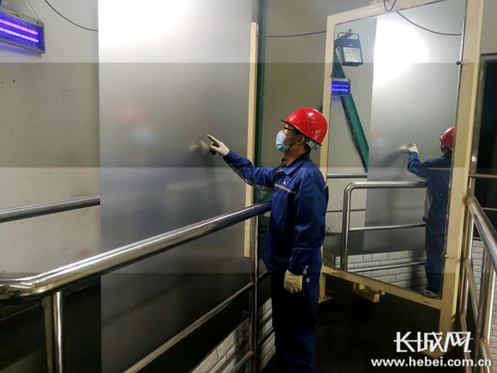 杨松坡正在查看生产中的汽车板表面质量。史露露 摄