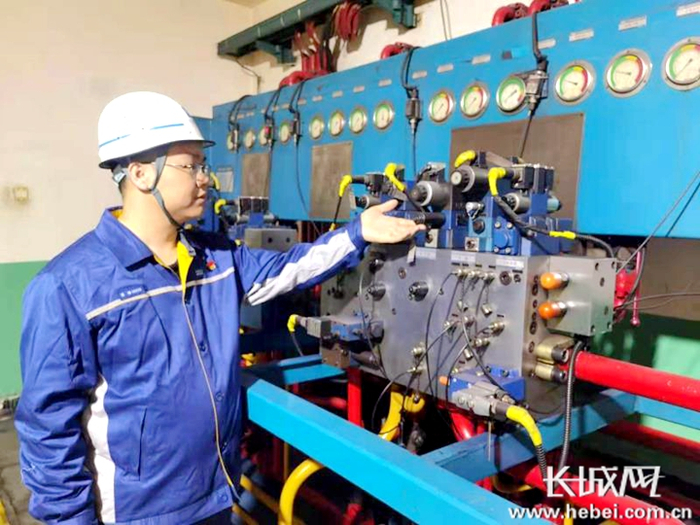 肖峰正在对高炉炉前液压站设备漏油情况进行点检。史佳佳 摄