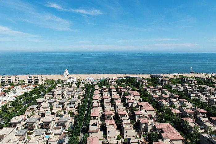 阿那亚教堂后密集的高档住宅区