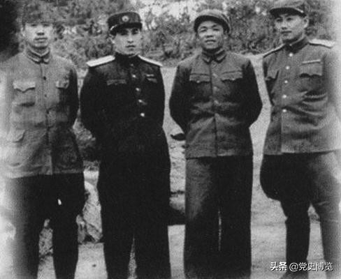 志愿军副司令员韩先楚（右二）与朝鲜人民军高级指挥员合影