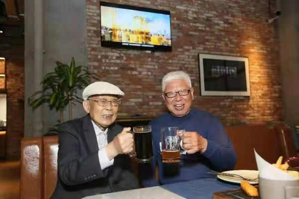 图说：品尝力波原口味的精酿啤酒。