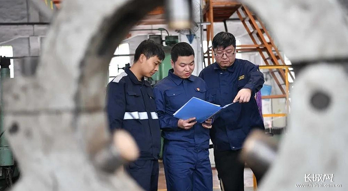 琢艺创新工作室成员进行技术交流。