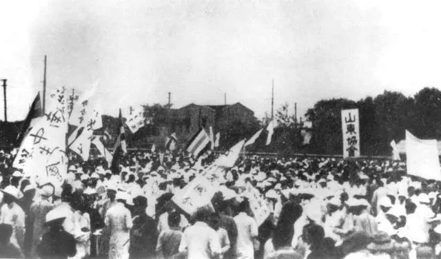 图为1919年5月7日上海各界人民二万多人举行国民大会并游行示威 （来源：新华社）