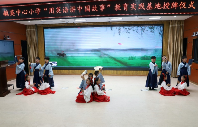 毓英中心小学的学生用中英双语诵读经典古诗   熊杰 摄