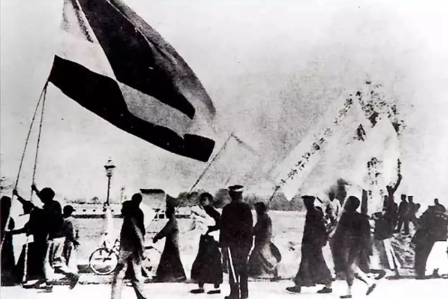 图为北京大学学生的示威游行队伍 （来源：新华社）