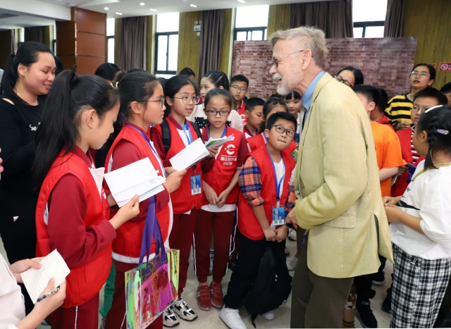 毓英中心小学学生向潘维廉请教如何用英语讲中国故事     熊杰 摄