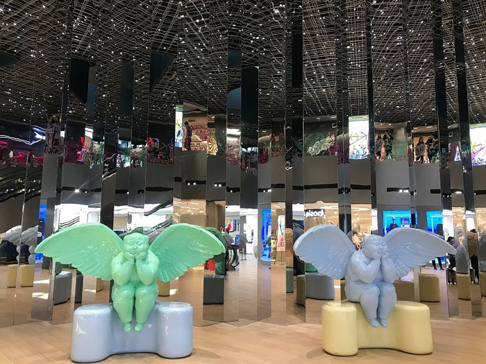 新奇的艺术装饰商场随处可见