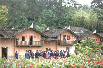 图为游客在江西省瑞金市的“红军村”华屋村参观。新华社记者 兰红光 摄