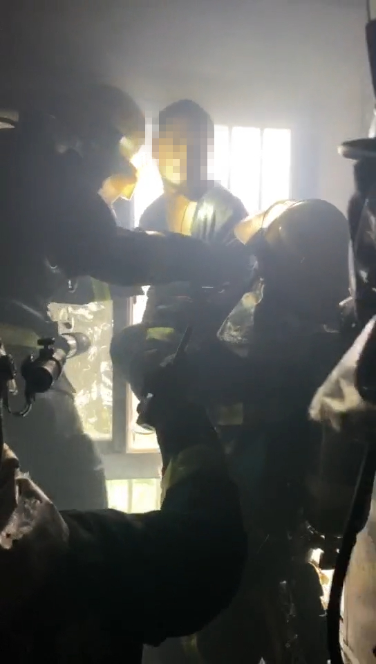 屋内人员获救（消防供图）