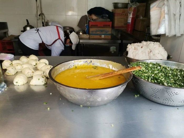 葱油饼的用料很简单，主要是面粉、酥油、猪油和葱花