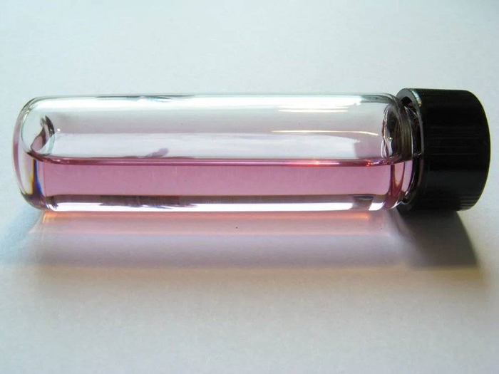 C60 的溶液。图片来源：Alpha six from Germany/Wiki Commons, CC BY-SA 2.0