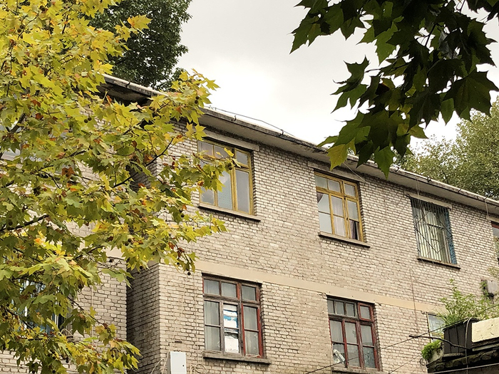  第一排最左侧的房间即为原判认定的移尸现场304房间，孟瑞红在案发前曾临时居住。&nbsp; 澎湃新闻记者 卫佳铭 图